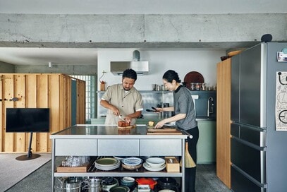 建築家の自邸：築40年・78㎡のマンションリノベ、家具のようなキッチンを主役に
