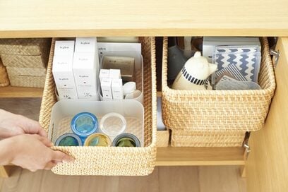 カゴを使ったラフにできる“放り込むだけ”収納！すっきり暮らす人ほど使っています