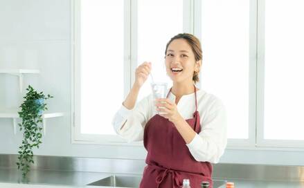 芋焼酎のソーダ割りで家飲み。和田明日香さんが教える絶品レシピで乾杯！