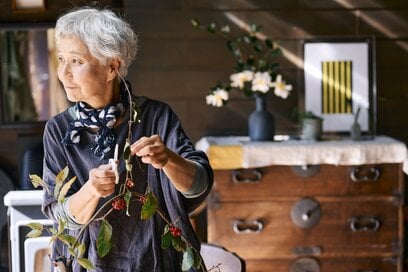 70代ひとり暮らしの「心が躍るもの」。カーテンはあえてつけず、窓からの景色を楽しむ