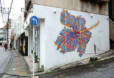 沖縄の知る人ぞ知る観光スポット。タイムスリップしたような街でお宝探し