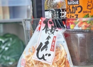 賞味期限ぎれをなくす「冷蔵室収納」のルール8つ。使いかけの小袋は、ドアポケットにクリップではさんでおく