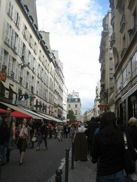 ミニマリストにならなくてOK！ものが多くてもシックに暮らせる“フランス式収納術”とは