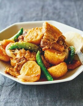 ほっくりおいしい「新ジャガと豚バラのみそ煮」。濃い味でごはんがすすむ