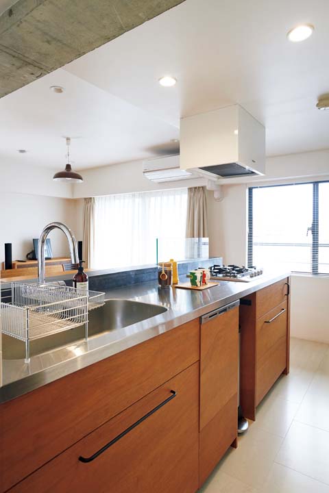 造作の木製キャビネットにIKEAのパーツを合わせたキッチン