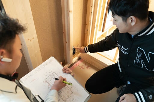 コンセントの位置を確認するコジマジックさん