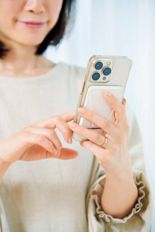 スマホを操作する人