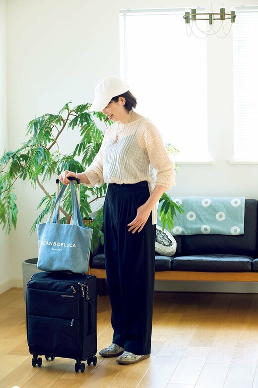 スーツケースを持つ女性