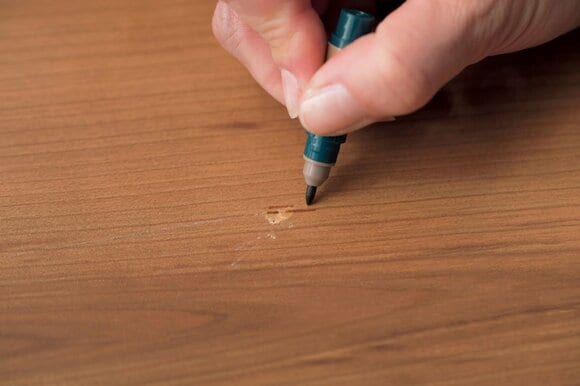 補修ペンで木目を描く