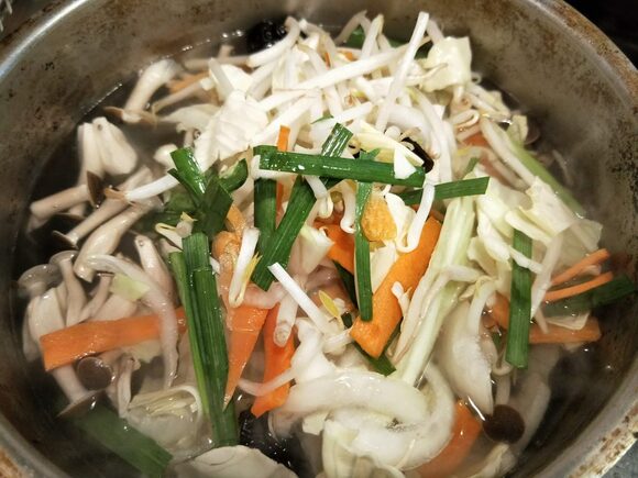 野菜がかぶるくらいのお水を入れて沸騰させる