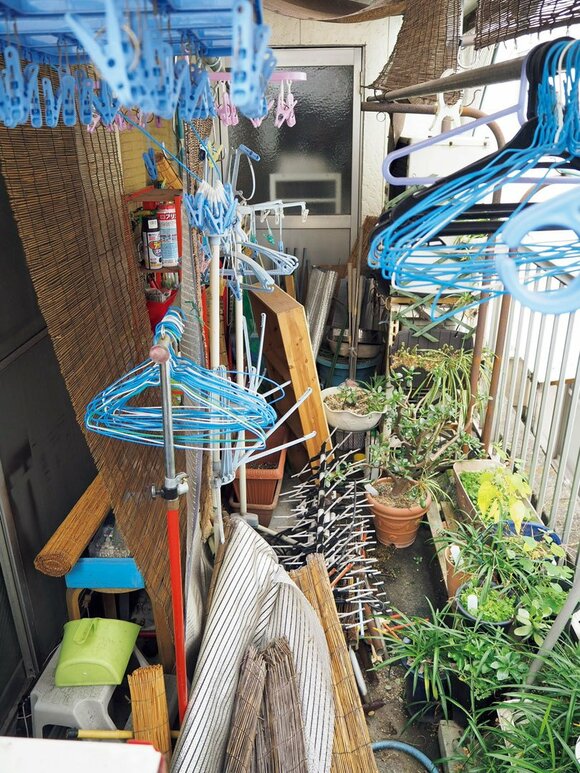荷物の多いベランダ