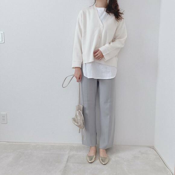 アイスブルーのニットパンツに合わせたコーデ