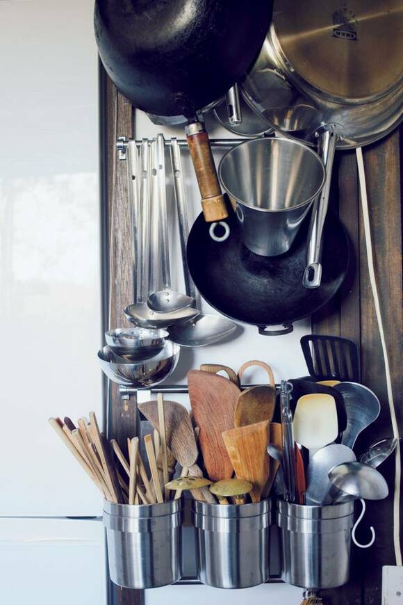 コンロの後ろ側の壁に中華鍋や菜箸を収納した様子