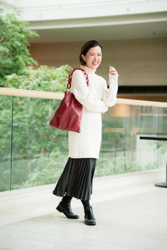 白服に黒のスカート女性