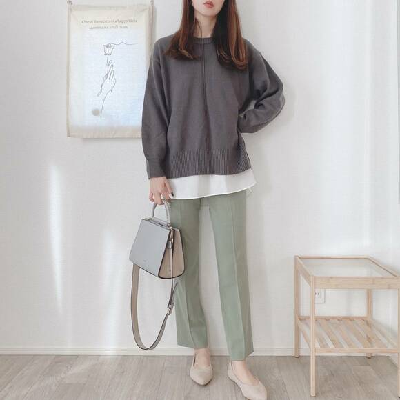 ニットとカラースラックスで合わせたコーデ