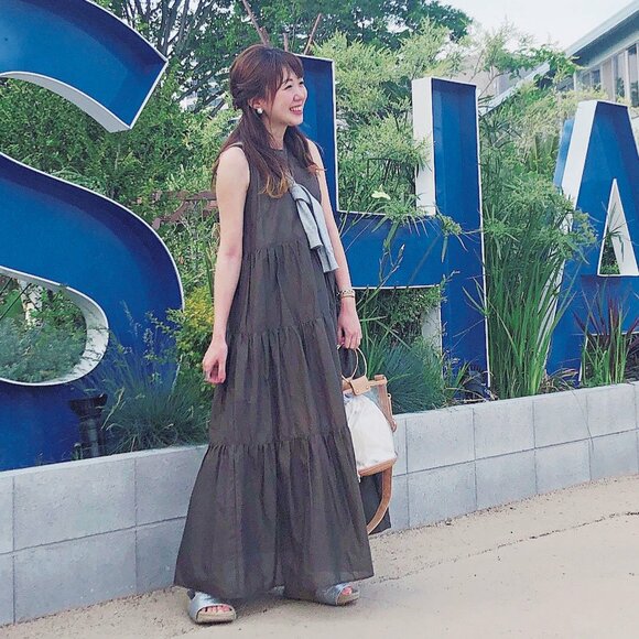 女性ブラウンワンピース