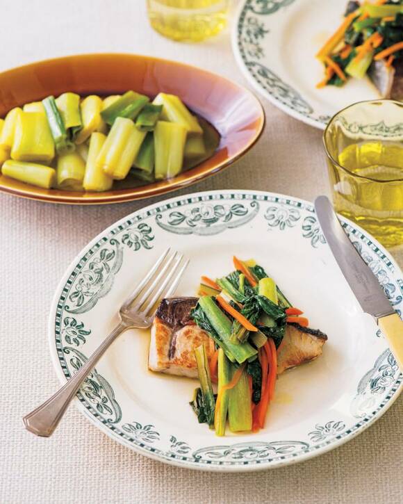 ブリのソテーコマツナソースと長ネギのカレーオイル蒸し