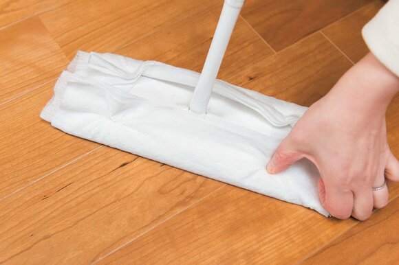 テレビ台横にフロアワイパーを置き、床をきれいに2