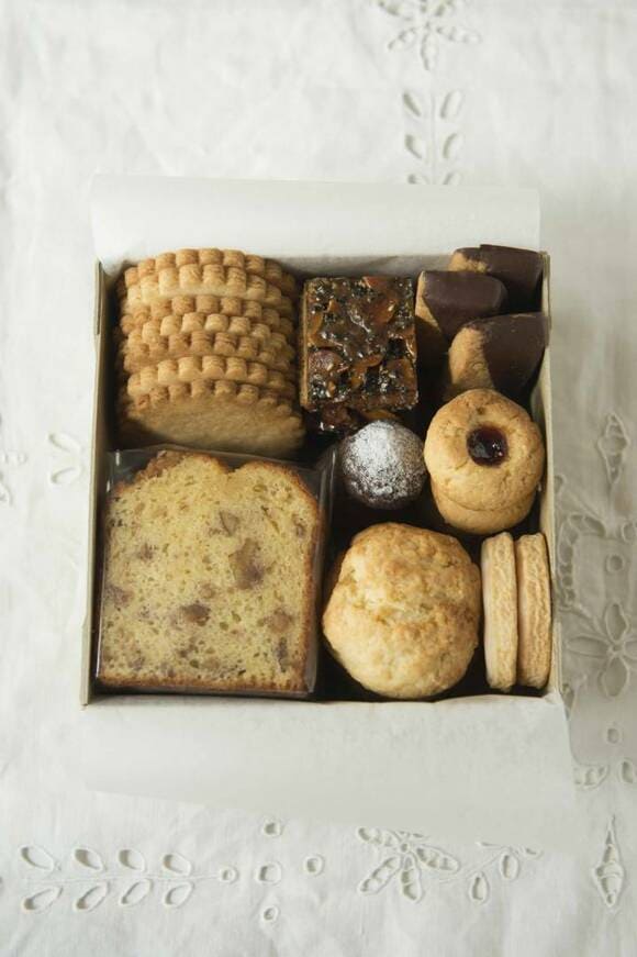 箱に入った焼き菓子