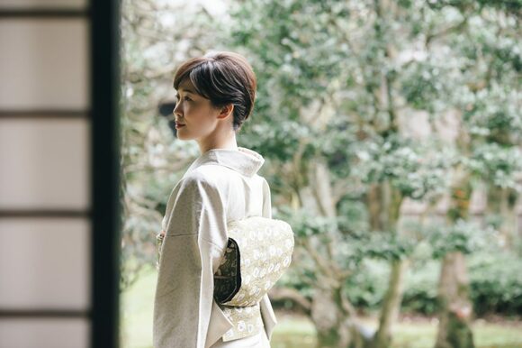 着物の凛とした姿勢
