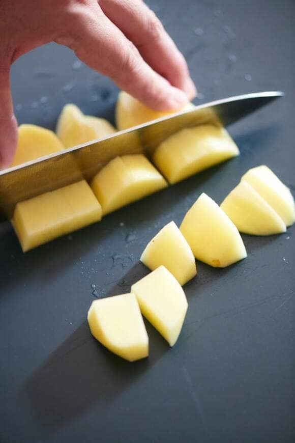 ジャガイモをカットする様子