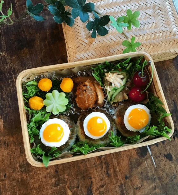ウズラの目玉焼きとキーマカレーにぎり弁当
