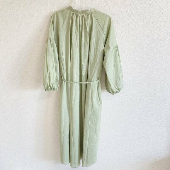 バンドカラーギャザーワンピースうしろ