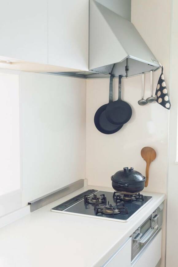 ガスコンロの上にお鍋とフライパン