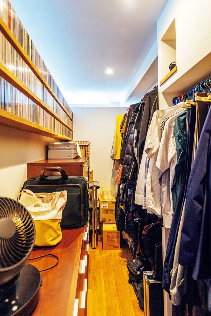 ウォークインクローゼットには、おもに夫と妻の衣類を収納