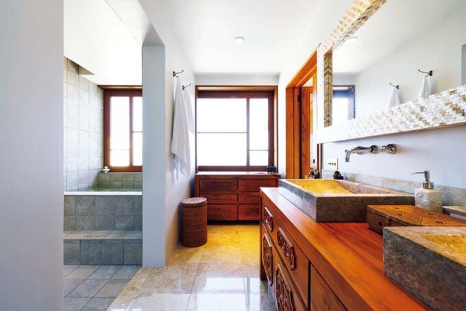 床に大理石を貼った洗面室