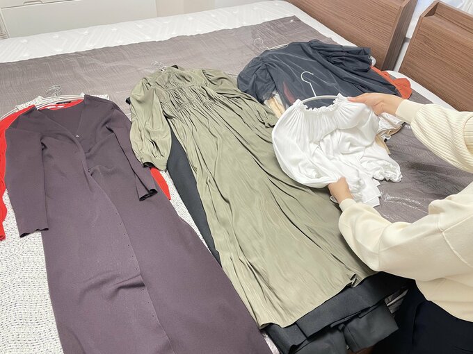 ベッドにシートを敷いて服を出して1枚ずつ整理しました