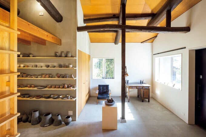 梁の古材が印象的なギャラリー