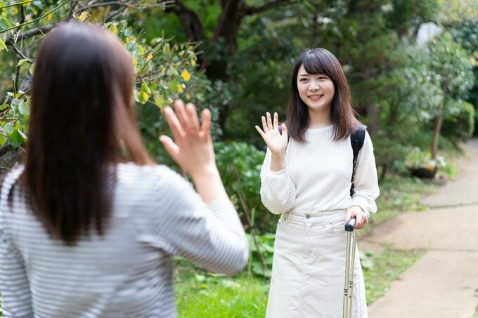 子どもを見送る親