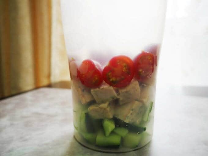 サラダコンテナにキュウリチキントマト