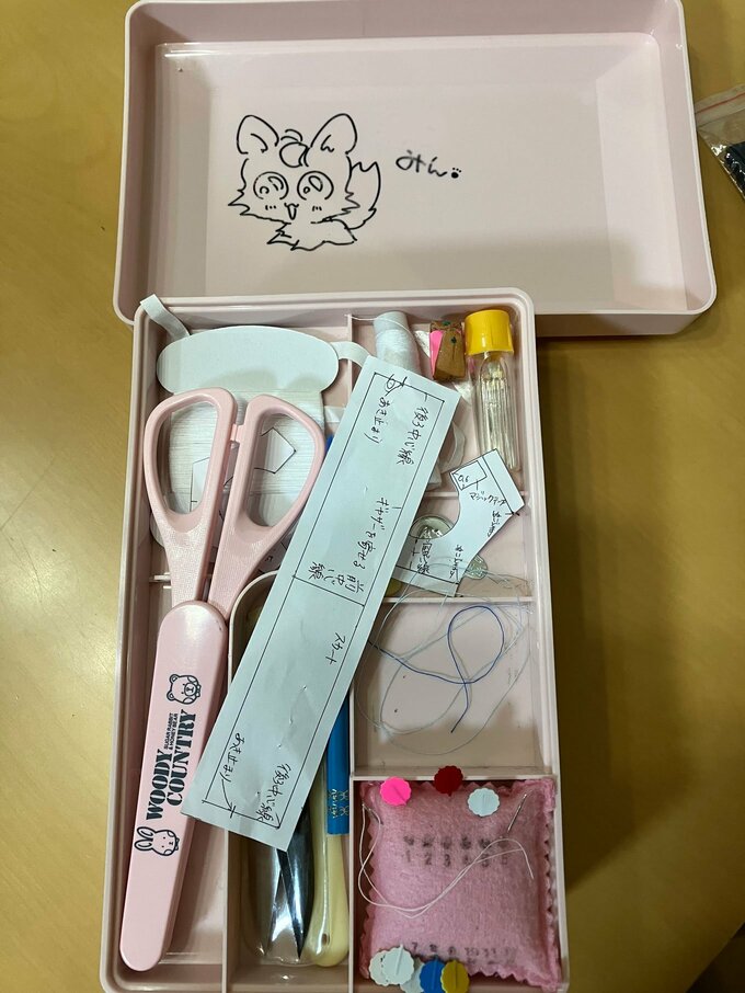 サインつきの裁縫箱（画像は一部加工しています）