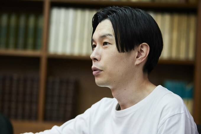 取材に答える男性