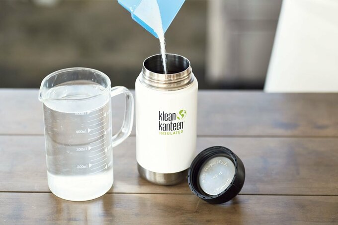 水筒にオキシクリーンを入れる