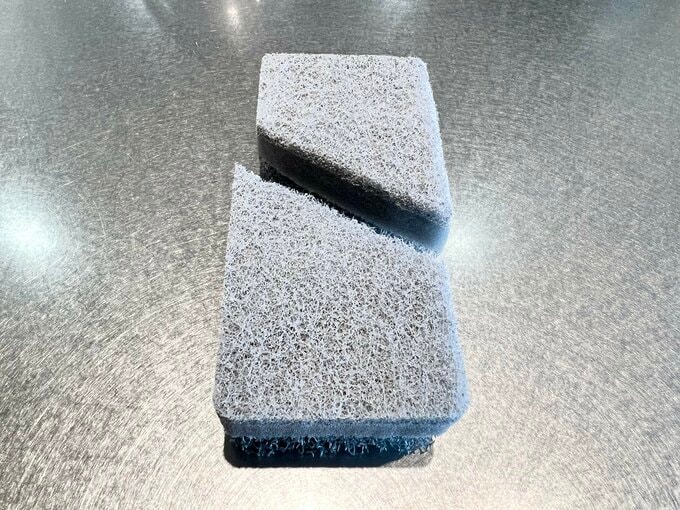 斜め半分にカットした、無印良品のグレーのスポンジ