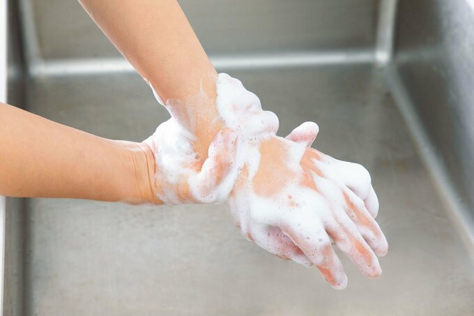 手首洗っているところ