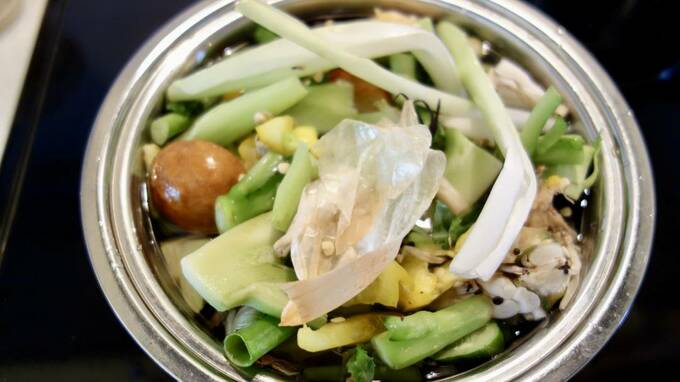 料理中にカットした部分を集めて煮る様子