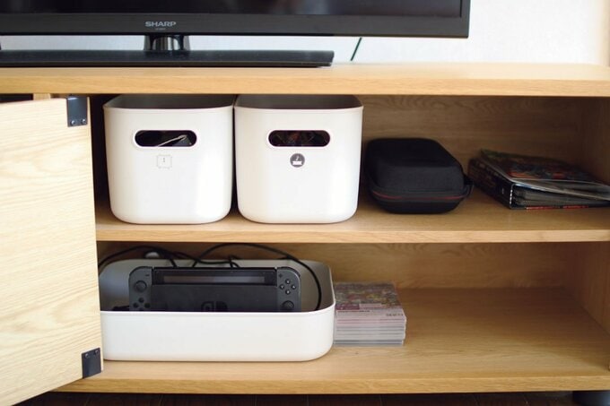 子どもが集めているカードやゲーム類をテレビボードに収納した様子