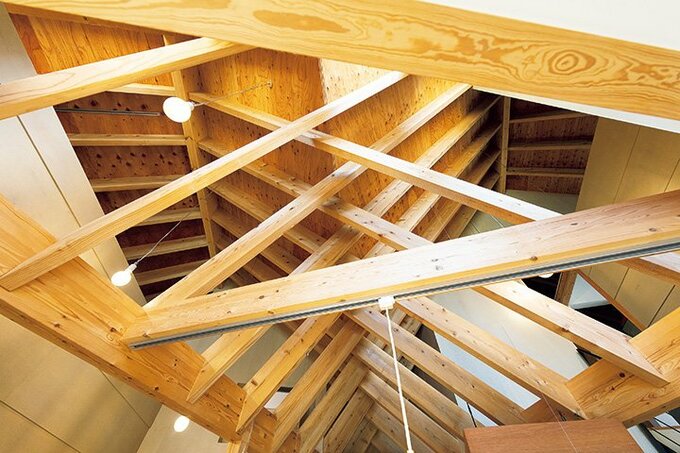 複雑に組み合わされた梁で構成