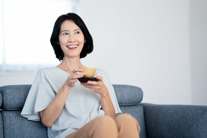 お茶を飲む女性