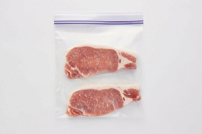 保存袋に豚ロース厚切り肉