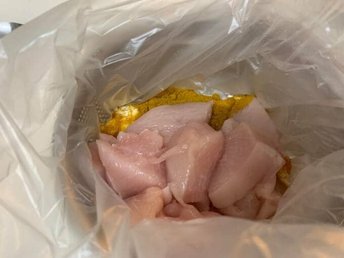 ポリ袋に入れます