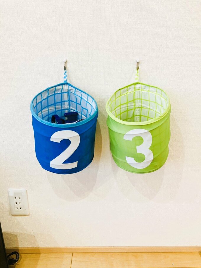 子どもが取りやすい高さにつるしたIKEAの小物入れ