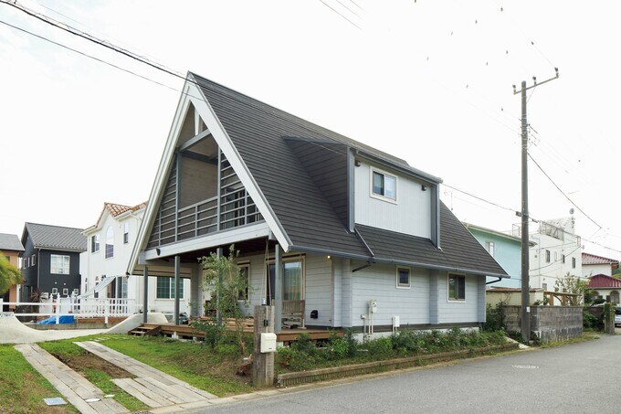 三角屋根の外観