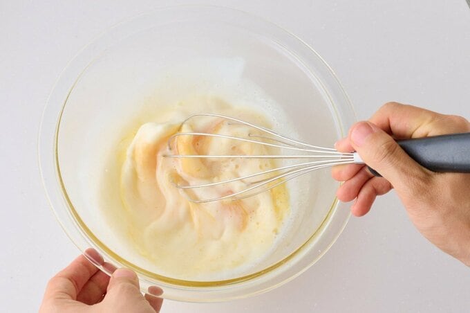 泡だて器で混ぜる