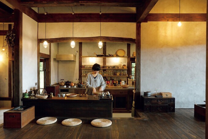 キッチンで調理をする妻