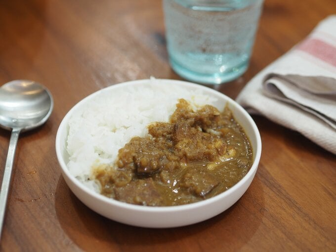 「現地に学ぶ スリランカ 豚肉とタマリンドのスパイシーカレー」（390円）